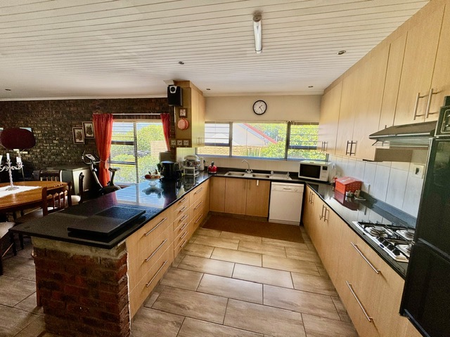 4 Bedroom Property for Sale in Denver Park Western Cape